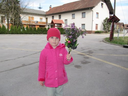 Tija s svojim žegnom, pomagala ji je tetka Alenka